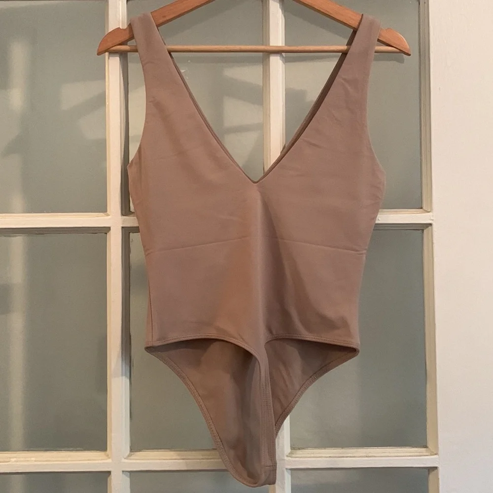 NWOT Aritzia Babaton deep v neck taupe body suite - medium - Picture 6 of 7